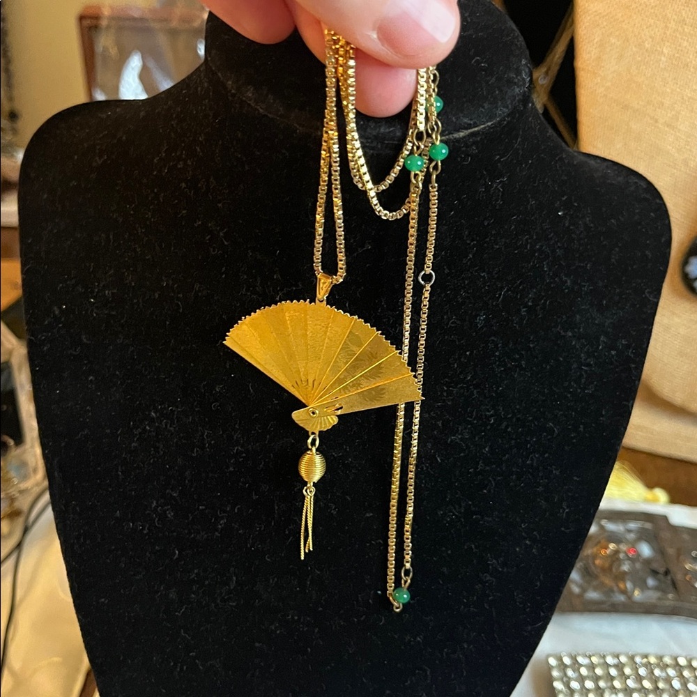 Elegant Gold Fan Pendant Necklace + earrings set - Picture 3 of 11